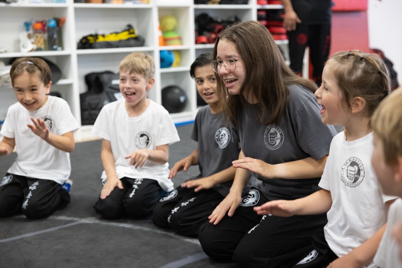 Trainerin Julia mit Kindern beim TA WingTsun Kindertraining